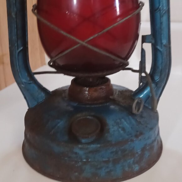 VINTAGE DIETZ LITTLE WIZARD LANTERN W/Red Glass GLOBE - Picture 2 of 8